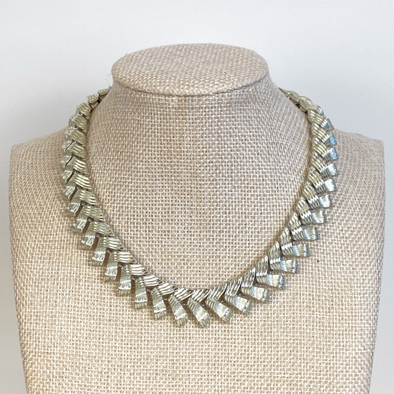 Lisner 1960s Choker Vintage Mid-Century Necklace