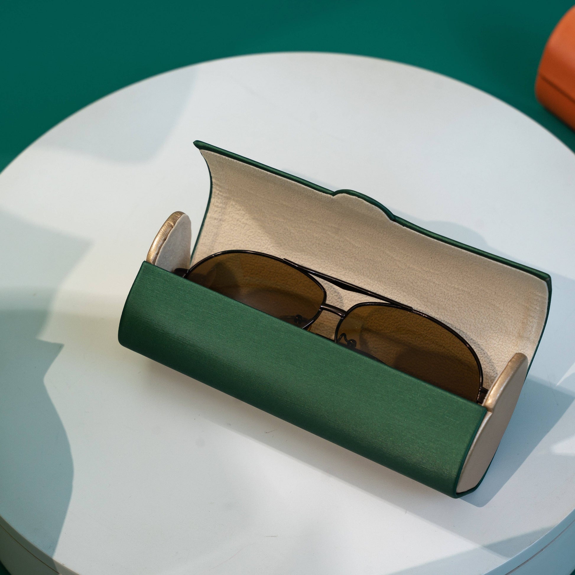 Vintage-Inspired Magnetic Retro Cylindrical Glasses Case