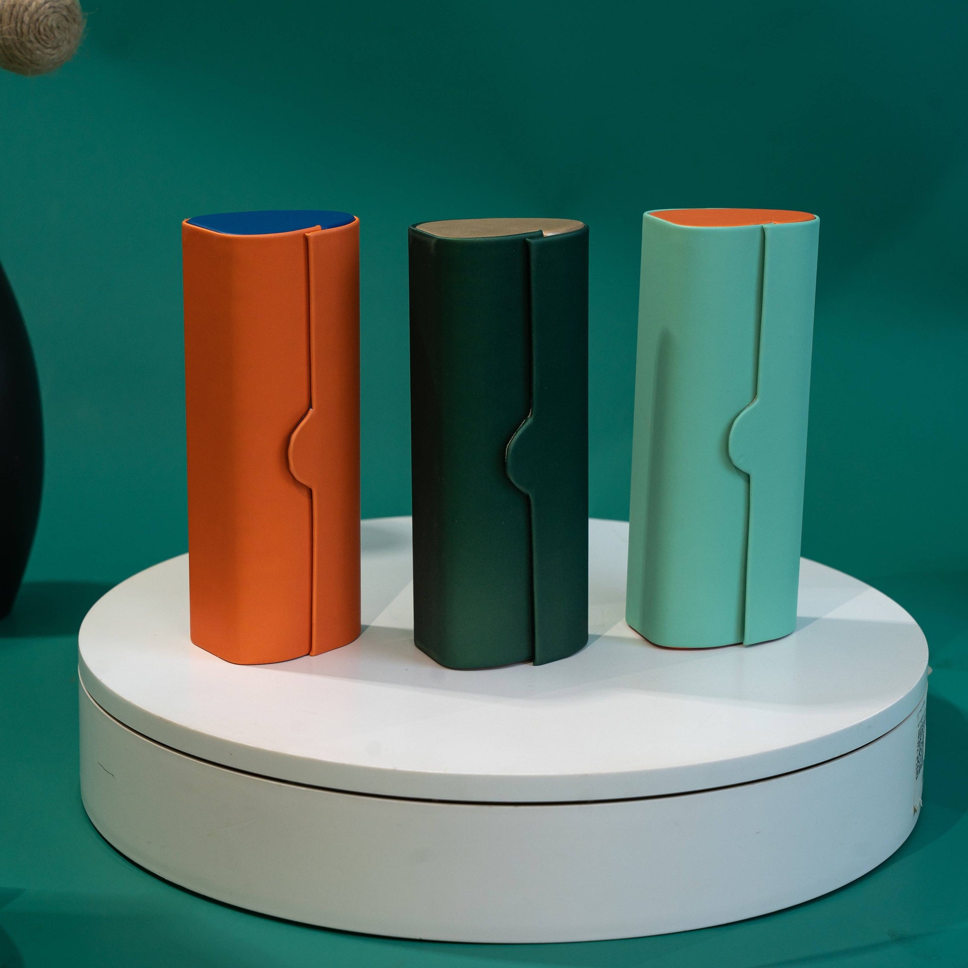 Vintage-Inspired Magnetic Retro Cylindrical Glasses Case