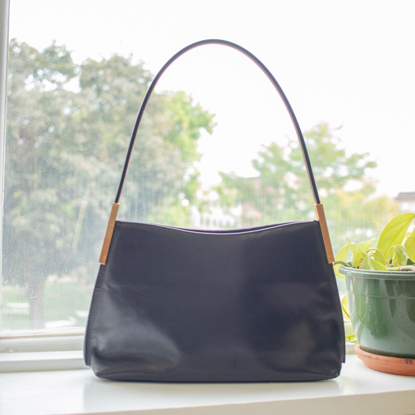 Kenneth Cole Black Leather Medium Size Shoulder bag