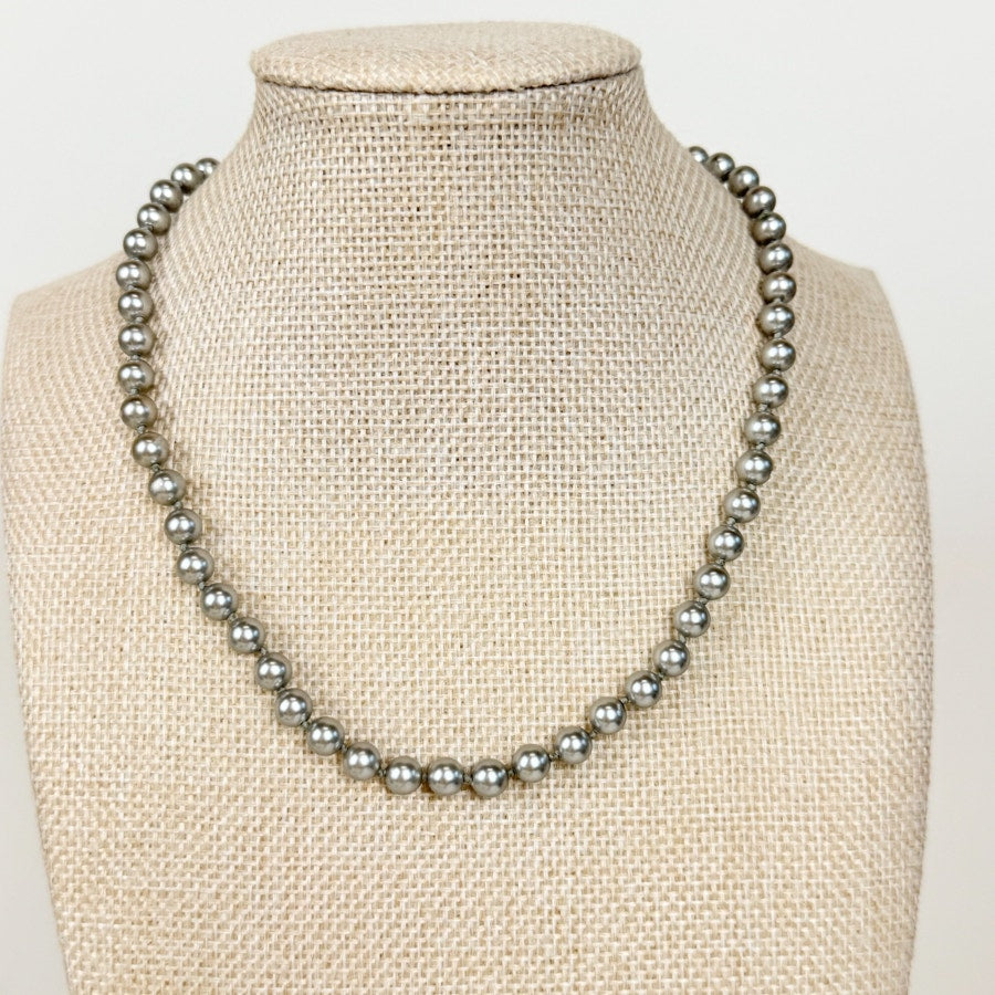 Short Pearl Necklace Monet Gray Tahitian Pearl Glass Beads