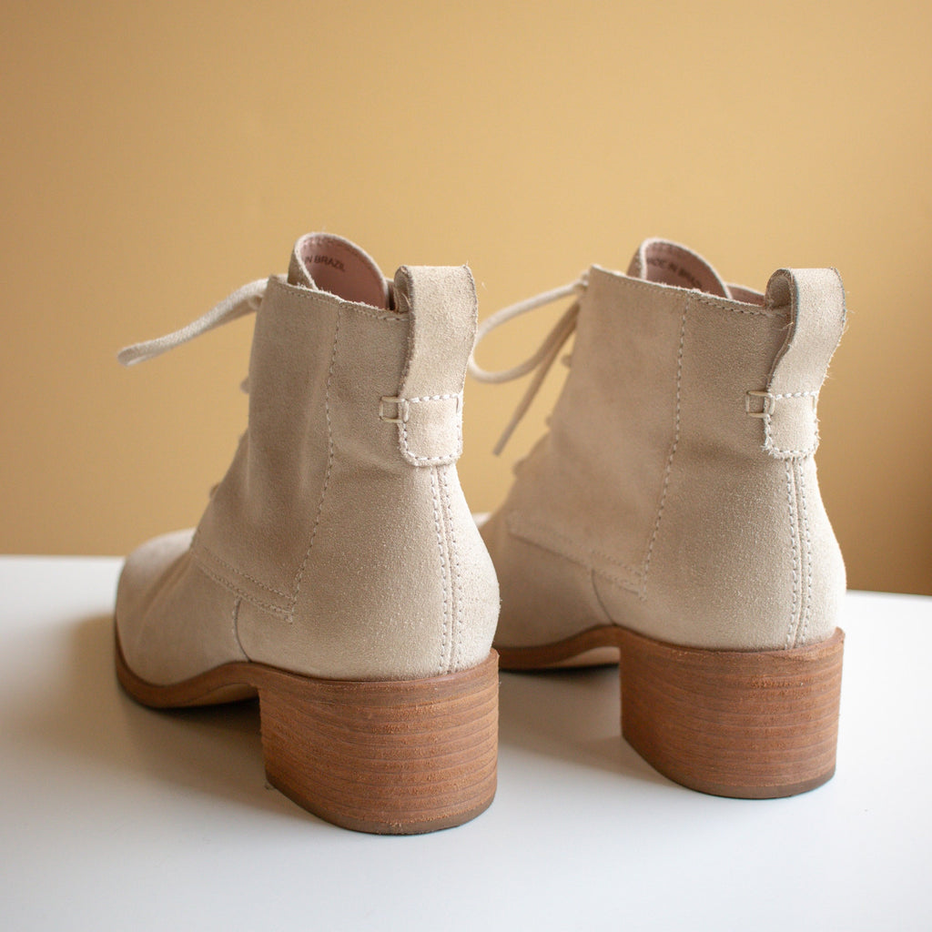 Wilder White Suede All-Season Boots Size 7