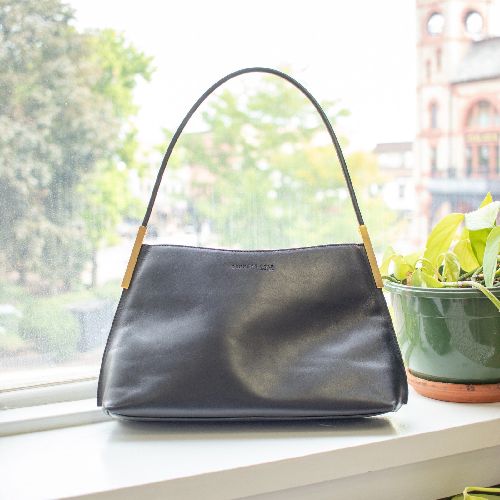 Kenneth Cole Black Leather Medium Size Shoulder bag