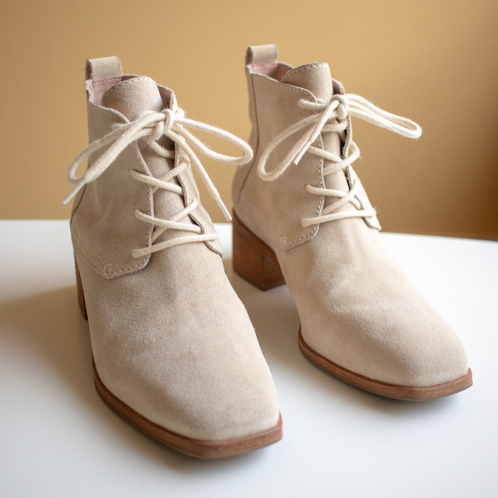 Wilder White Suede All-Season Boots Size 7