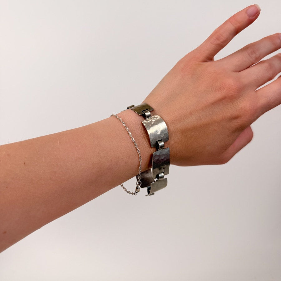 Silvery Lightweight Bracelet