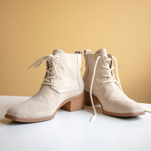 Wilder White Suede All-Season Boots Size 7
