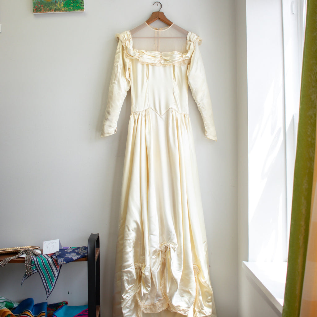1940s Vintage Satin Cream Lace Trim Wedding Dress Size XS 1940s Vintage Satin Cream Lace Trim Wedding Dress Size XS