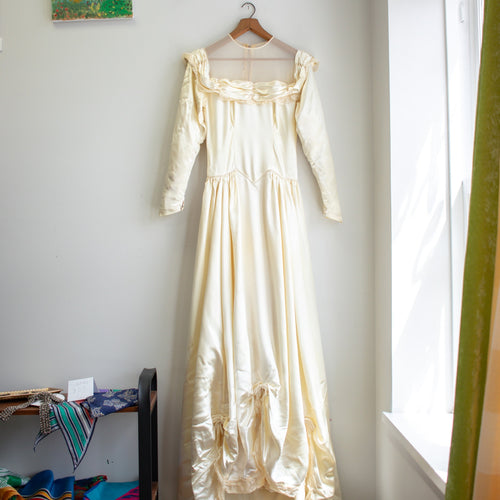 1940s Vintage Satin Cream Lace Trim Wedding Dress Size XS 1940s Vintage Satin Cream Lace Trim Wedding Dress Size XS