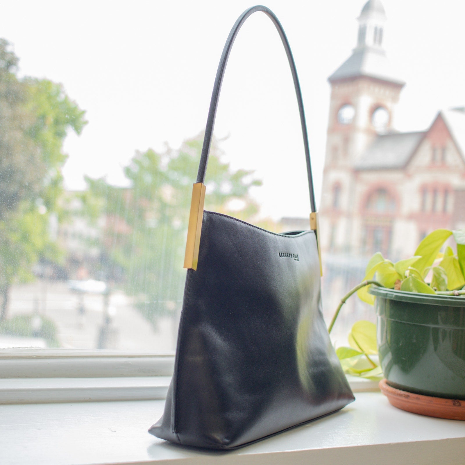 Kenneth Cole Black Leather Medium Size Shoulder bag