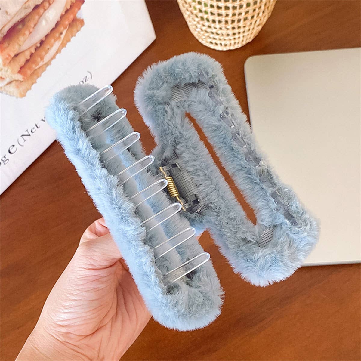 Faux Rabbit Fur Hair Claw - Elegant Winter Style_CWABE0198