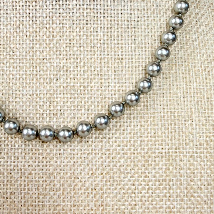 Short Pearl Necklace Monet Gray Tahitian Pearl Glass Beads